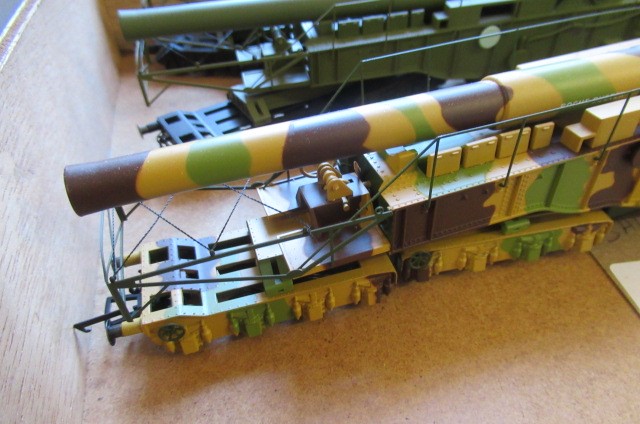 Three railway heavy guns by Oxford comprising two in green and one in yellow/brown finish Image