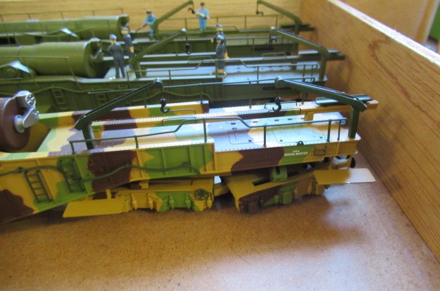 Three railway heavy guns by Oxford comprising two in green and one in yellow/brown finish Image