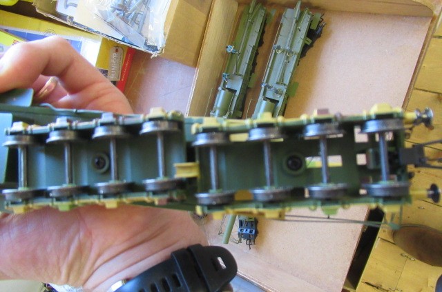 Three railway heavy guns by Oxford comprising two in green and one in yellow/brown finish Image