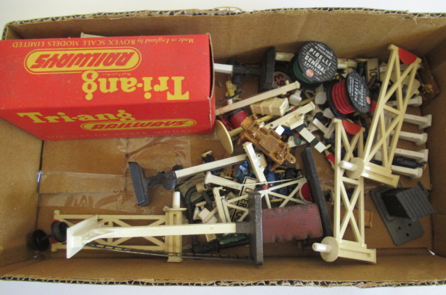 Trackside accessories including signals Image