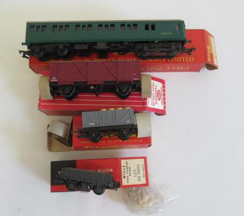 Triang R156 S.R. E.M.U. Driving Coach Image