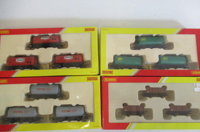 Four Hornby railroad wagon sets Image
