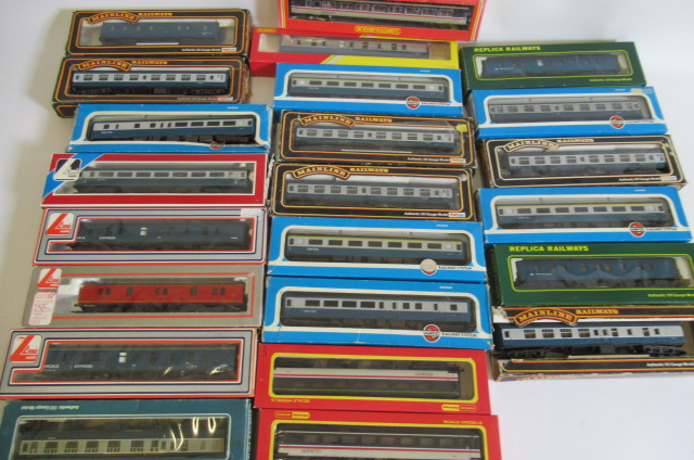 Modern image passenger coaches by Lima Image