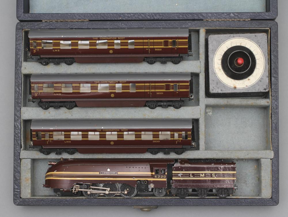 Trix Twin Coronation Train Set with locomotive and three coronation coaches Image