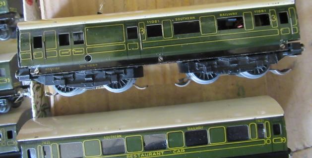 Trix Twin Southern Railway E.M.U. driving car with six S.R. coaches Image