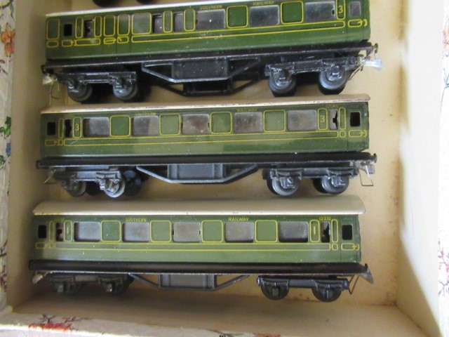 Trix Twin Southern Railway E.M.U. driving car with six S.R. coaches Image