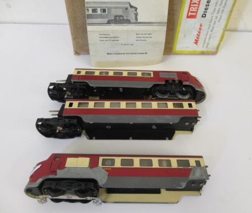 Trix Meteor Diesel Express three coach Set finished in red/cream Image