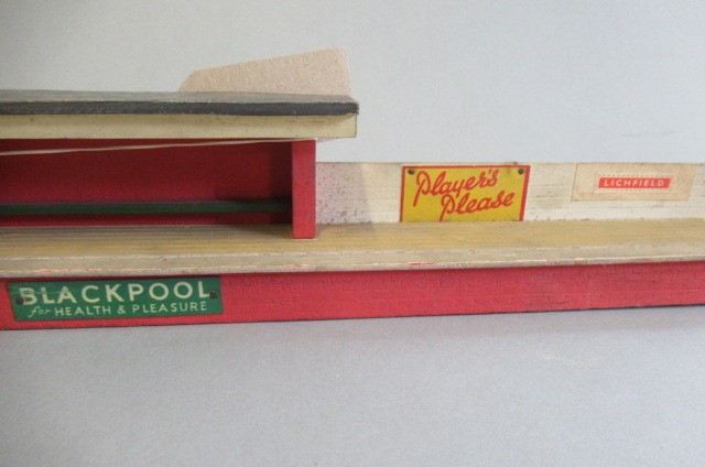 OO wooden station with platform and tin signs Image