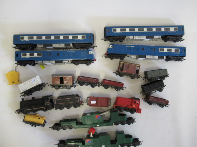 Triang Railways Blue Pullman with two coaches Image