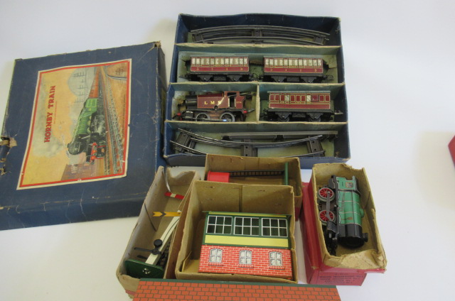 Post war Hornby clockwork trains comprising No 101 passenger set Image