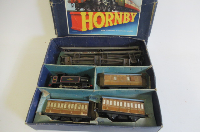 Hornby clockwork Type 40 B.R. 0-4-0 locomotive and three L.N.E.R. four wheel coaches in train set Image