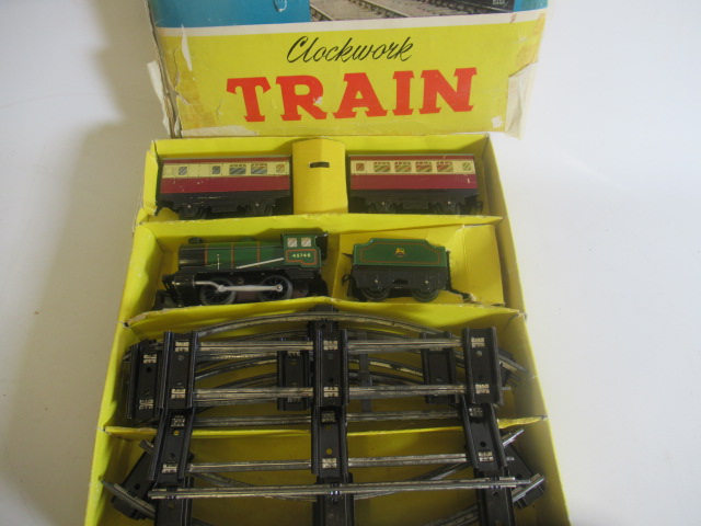 Hornby clockwork No 31 passenger set with 0-4-0 B.R. locomotive and two coaches Image