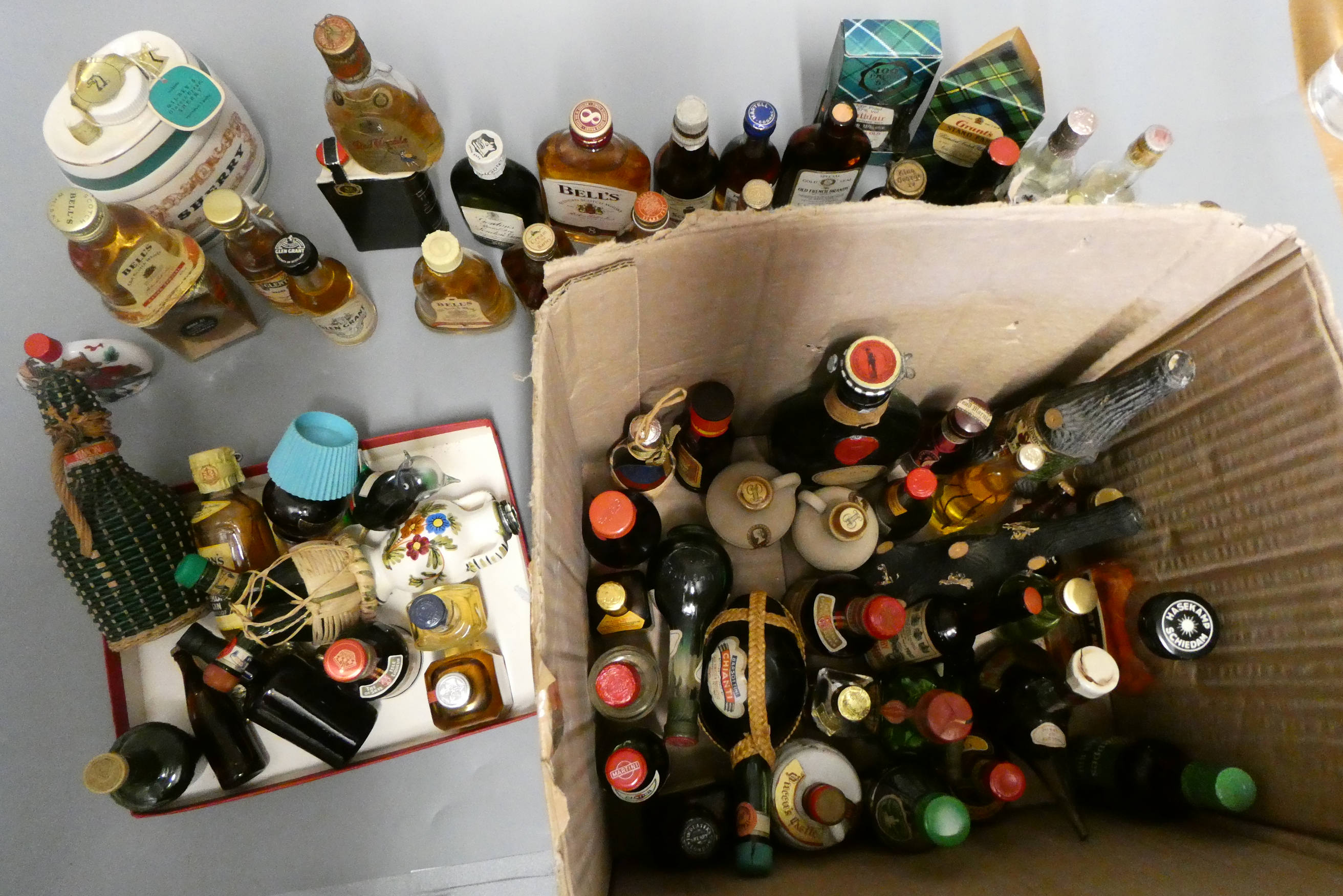 A large quantity of miniatures, including 18 whisky, 4 gin, Martell cognac, sherry and others (Est. Image
