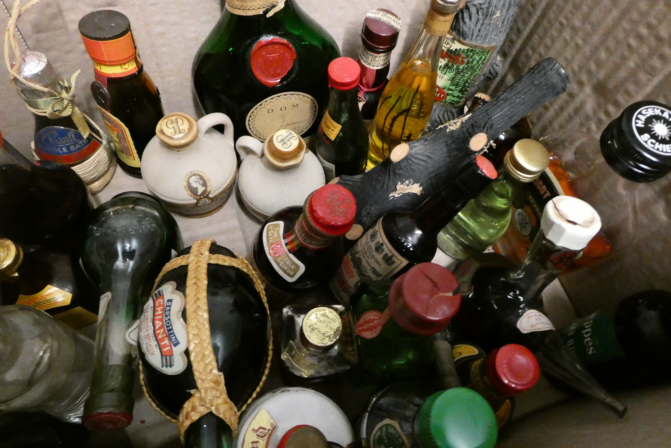A large quantity of miniatures, including 18 whisky, 4 gin, Martell cognac, sherry and others (Est. Image