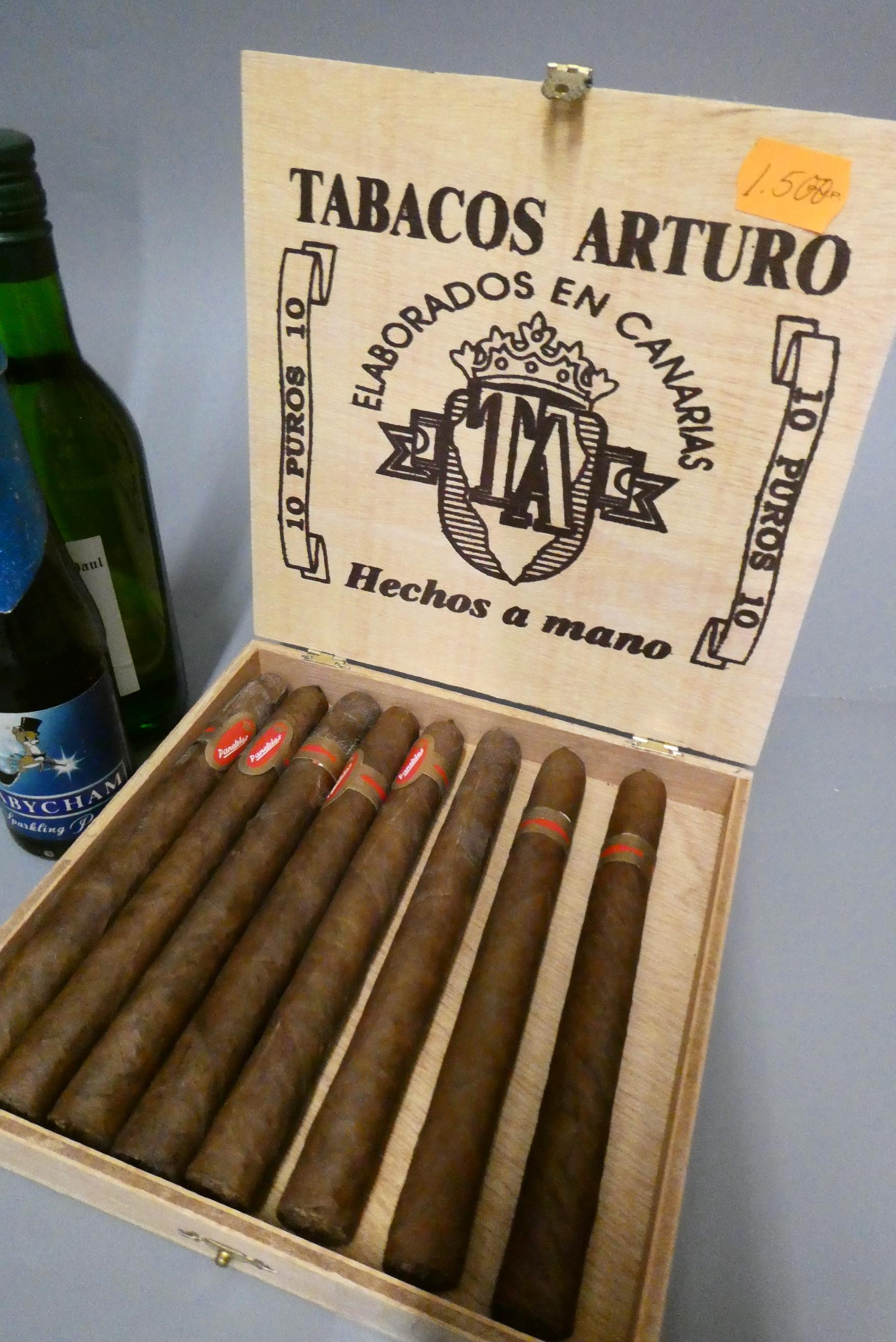 Mixed alcohol & cigars, comprising 8 Tabacos Arturo puros cigars, two Royal Celebration 1986 brut, Image