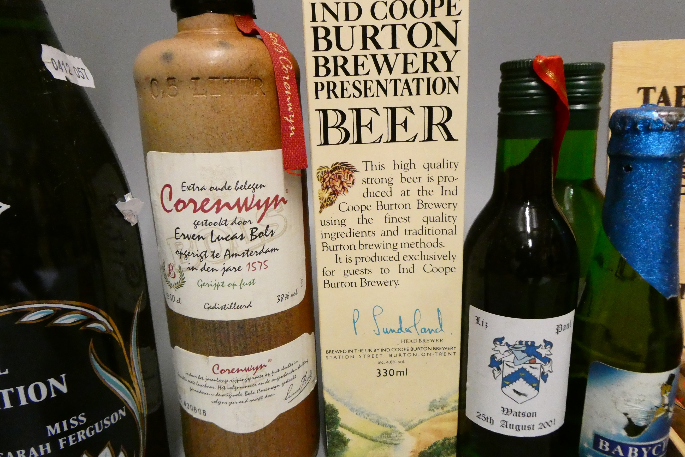 Mixed alcohol & cigars, comprising 8 Tabacos Arturo puros cigars, two Royal Celebration 1986 brut, Image
