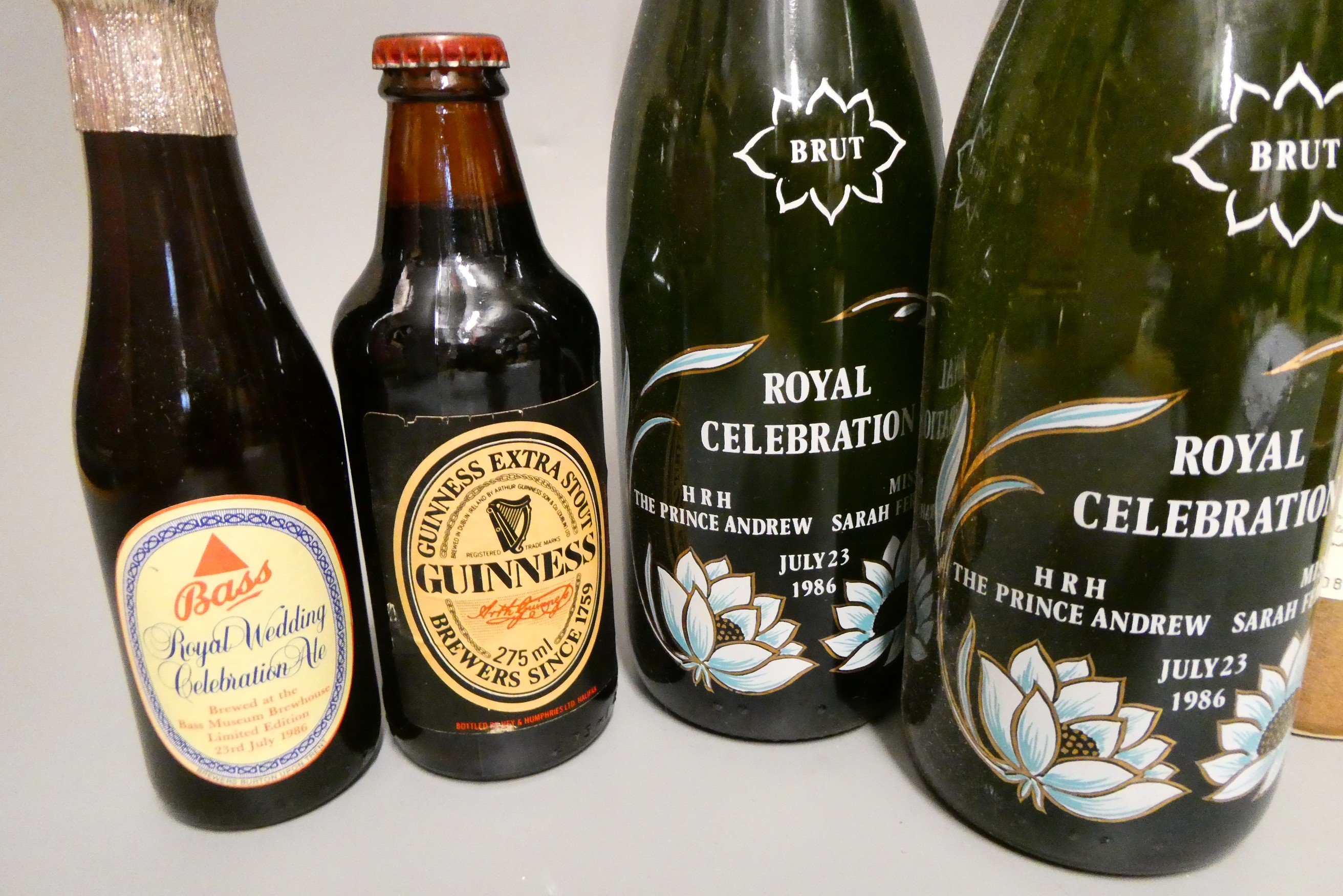 Mixed alcohol & cigars, comprising 8 Tabacos Arturo puros cigars, two Royal Celebration 1986 brut, Image