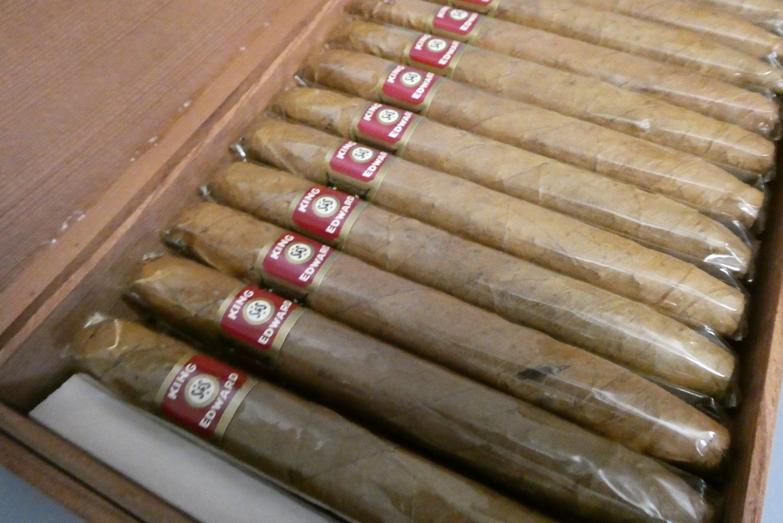 24 King Edward Invincible De Luxe cigars, boxed (Est. plus 24% premium inc. VAT) Image