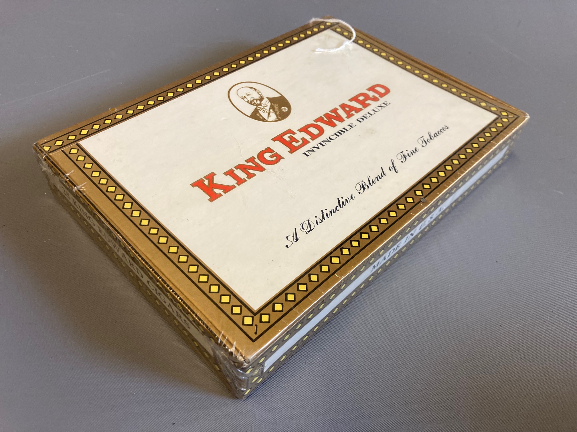 25 King Edward Invincible Deluxe cigars, sealed box (Est. plus 24% premium inc. VAT) Image