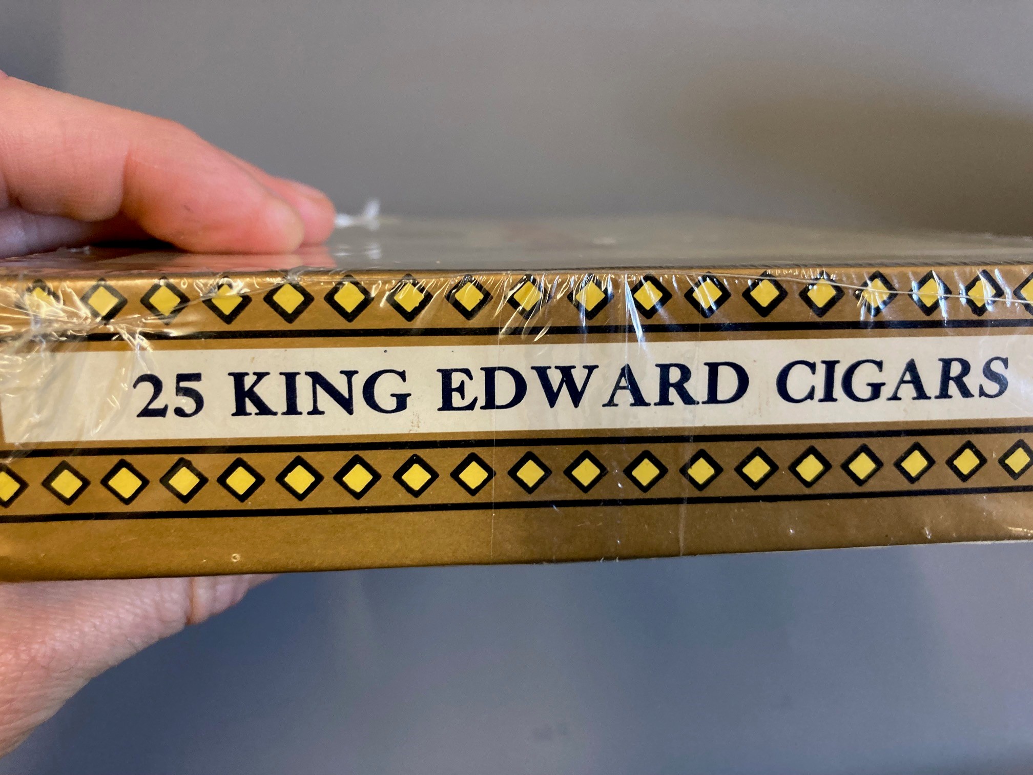 25 King Edward Invincible Deluxe cigars, sealed box (Est. plus 24% premium inc. VAT) Image
