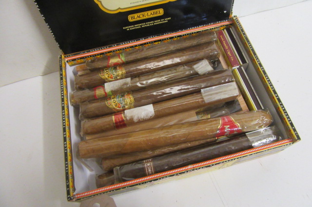 A Sosa family gift box of six cigars 6 1/2" Image