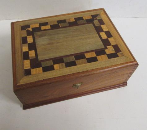 An inlaid wood cigar humidor with parquetry lid Image