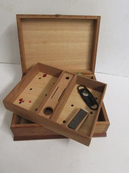 An inlaid wood cigar humidor with parquetry lid Image