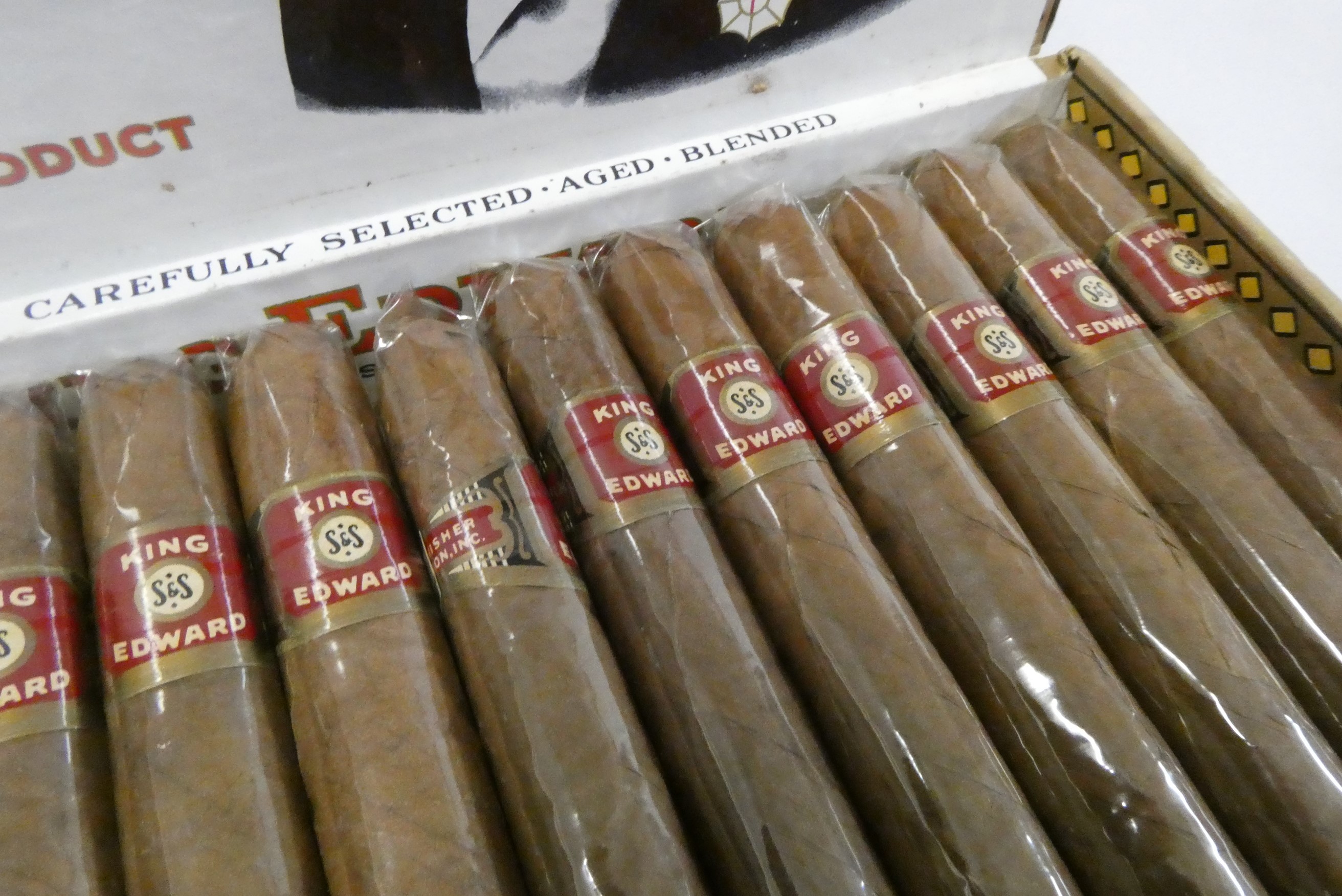 A box of 25 King Edward Invincible Deluxe cigars (Est. plus 24% premium inc. VAT) Image