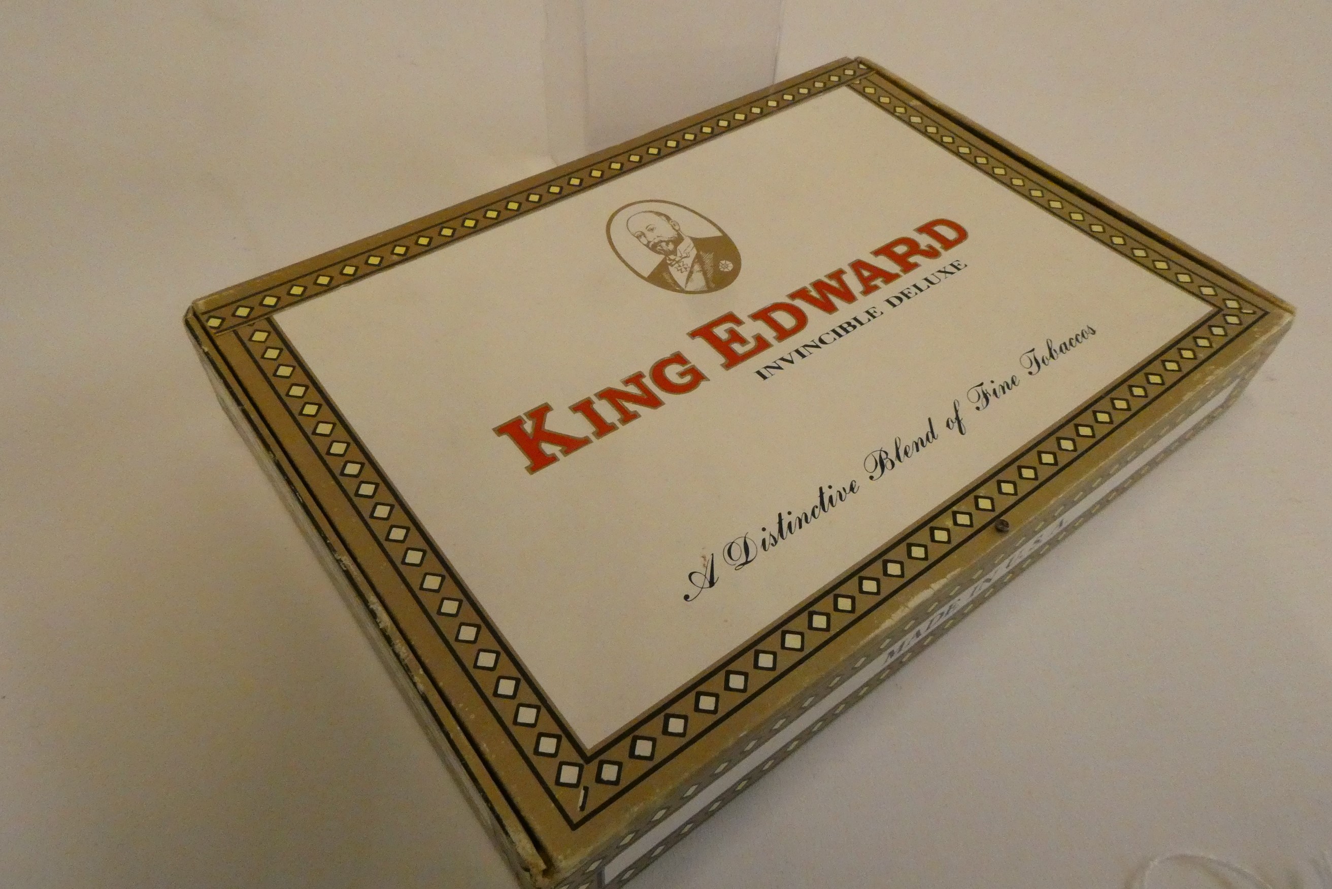A box of 25 King Edward Invincible Deluxe cigars (Est. plus 24% premium inc. VAT) Image