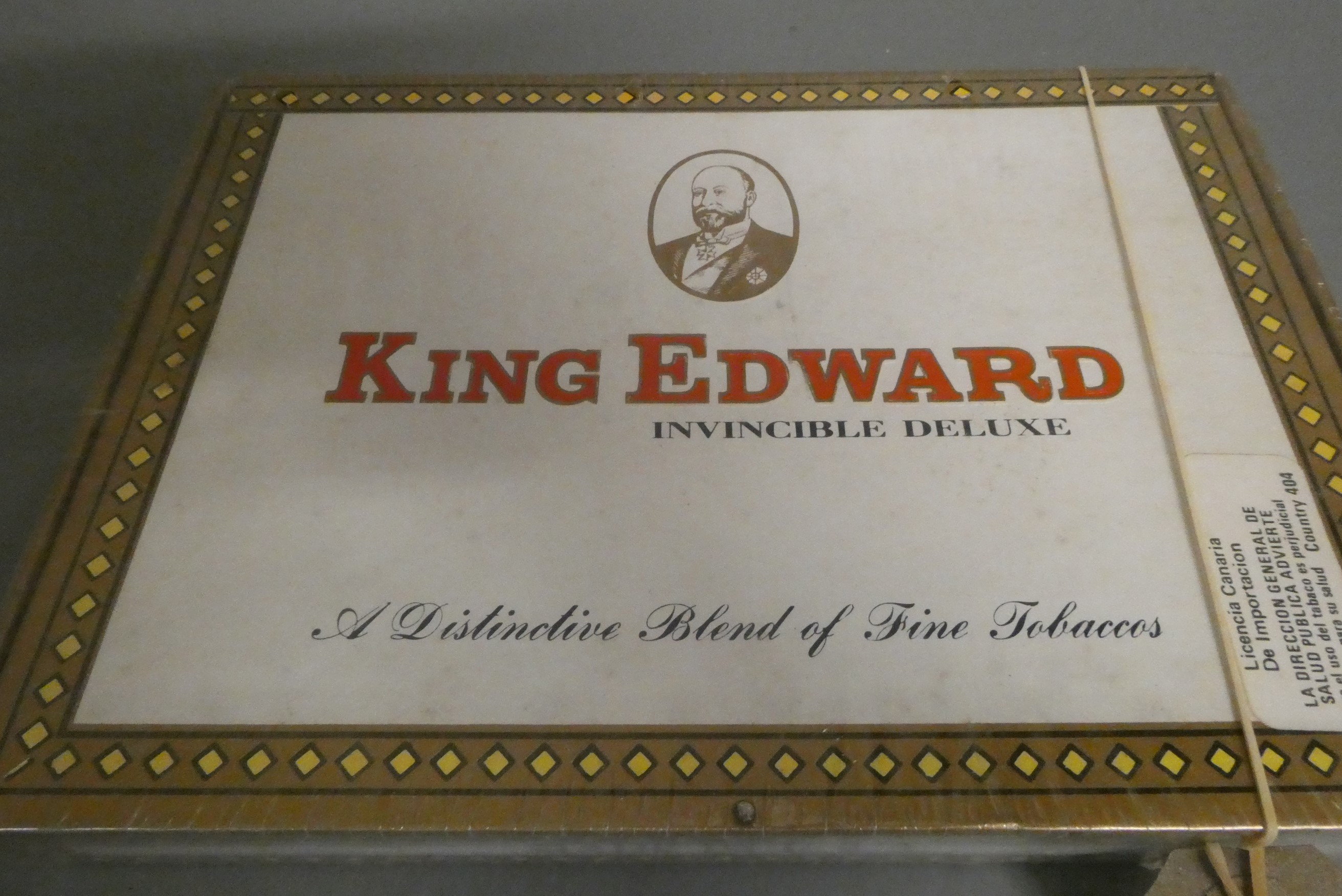 Twenty five King Edward Invincible Deluxe cigars, boxed and sealed (Est. plus 24% premium inc. VAT) Image