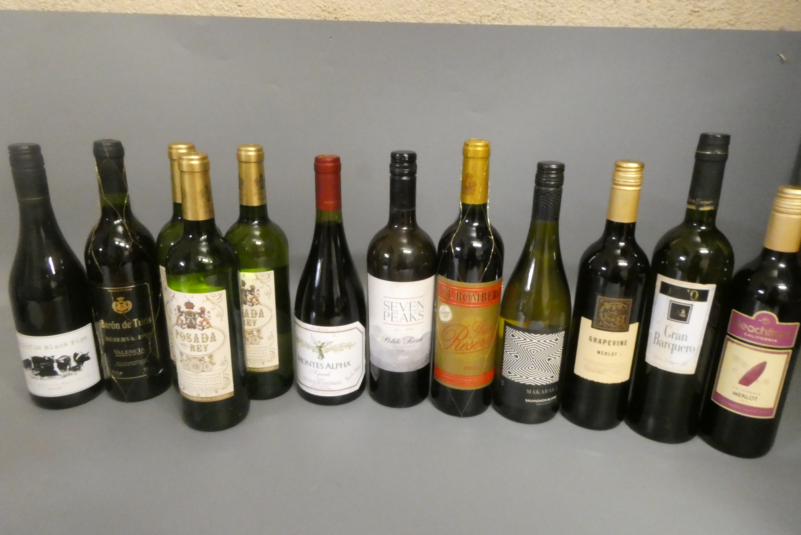Twelve bottles of Spanish and New World wines Image
