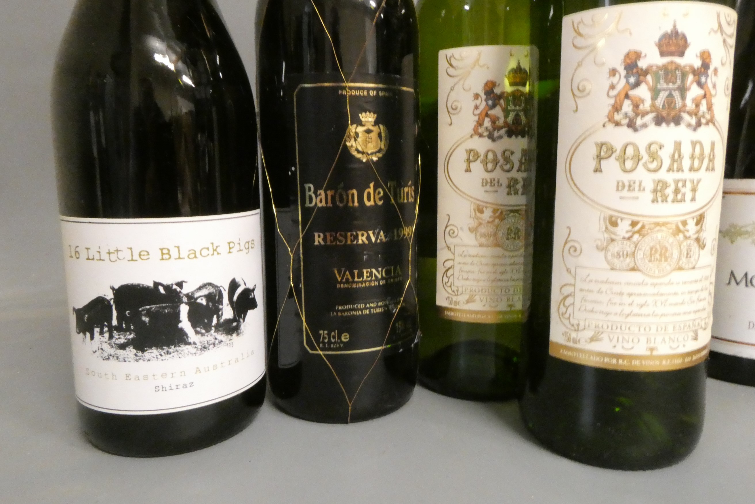 Twelve bottles of Spanish and New World wines Image