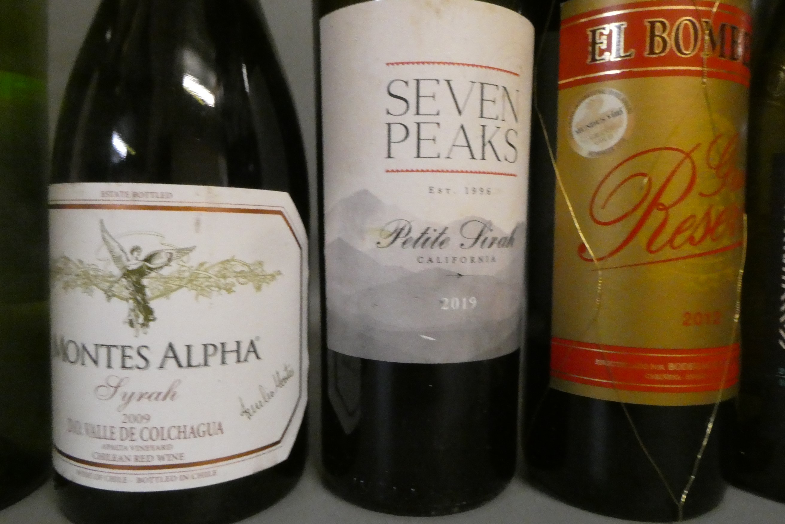 Twelve bottles of Spanish and New World wines Image