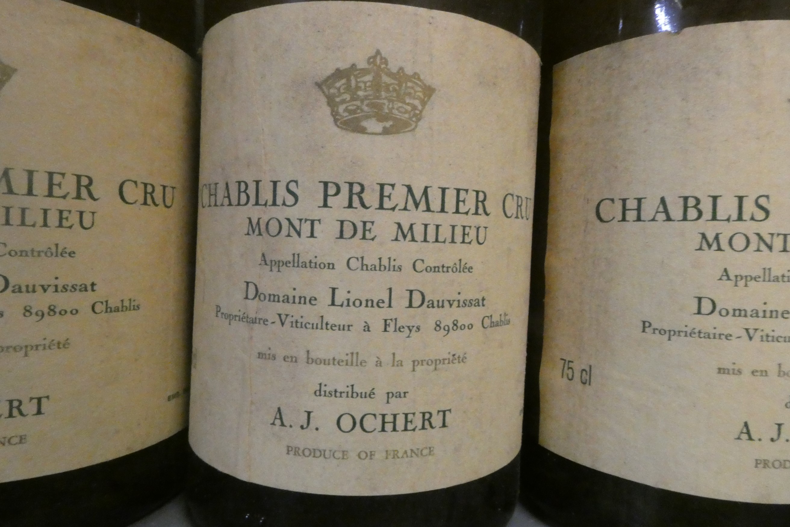 Six bottles Chablis Premier Cru, 1979, mont de milieu (Est. plus 24% premium inc. VAT) Image