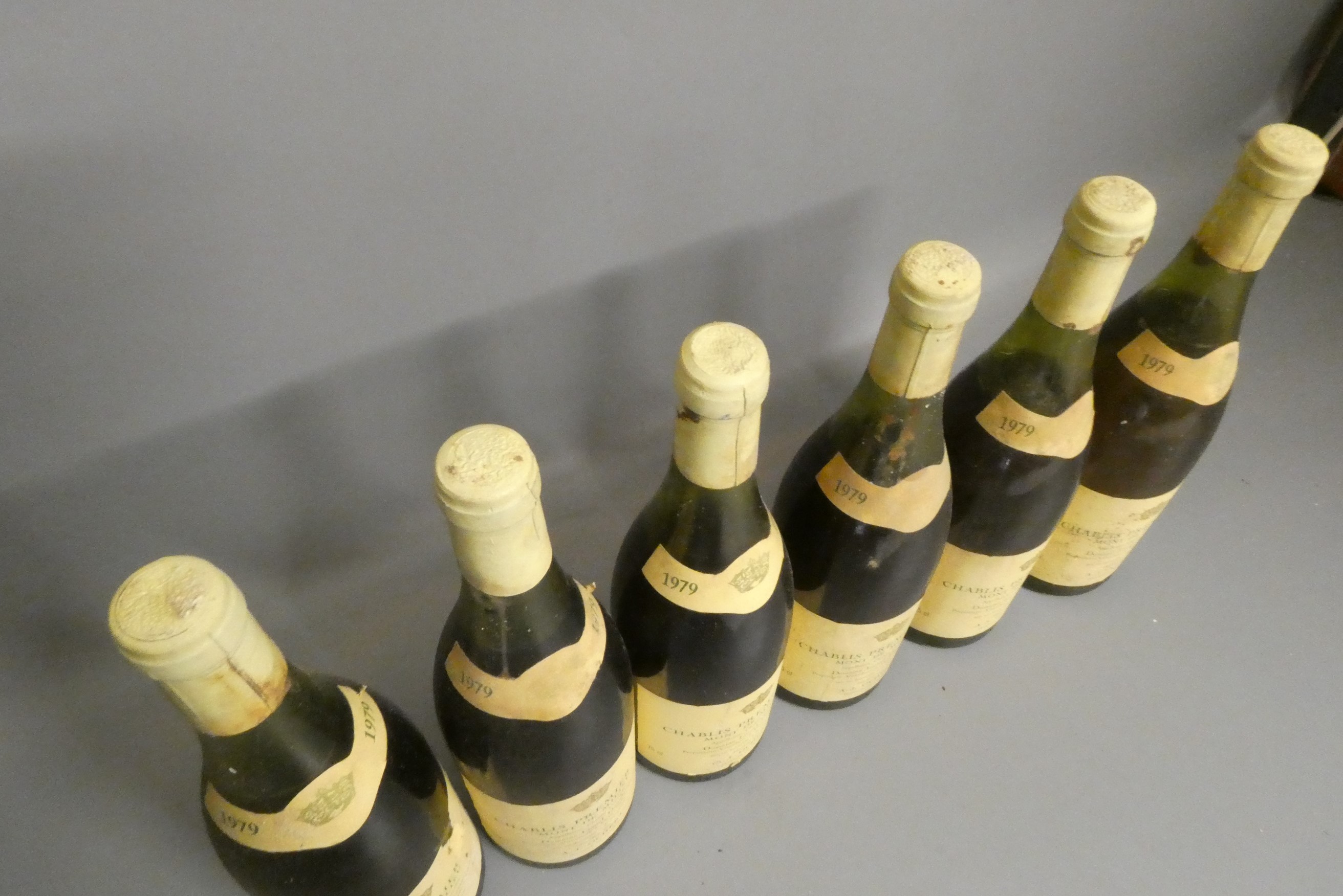 Six bottles Chablis Premier Cru, 1979, mont de milieu (Est. plus 24% premium inc. VAT) Image