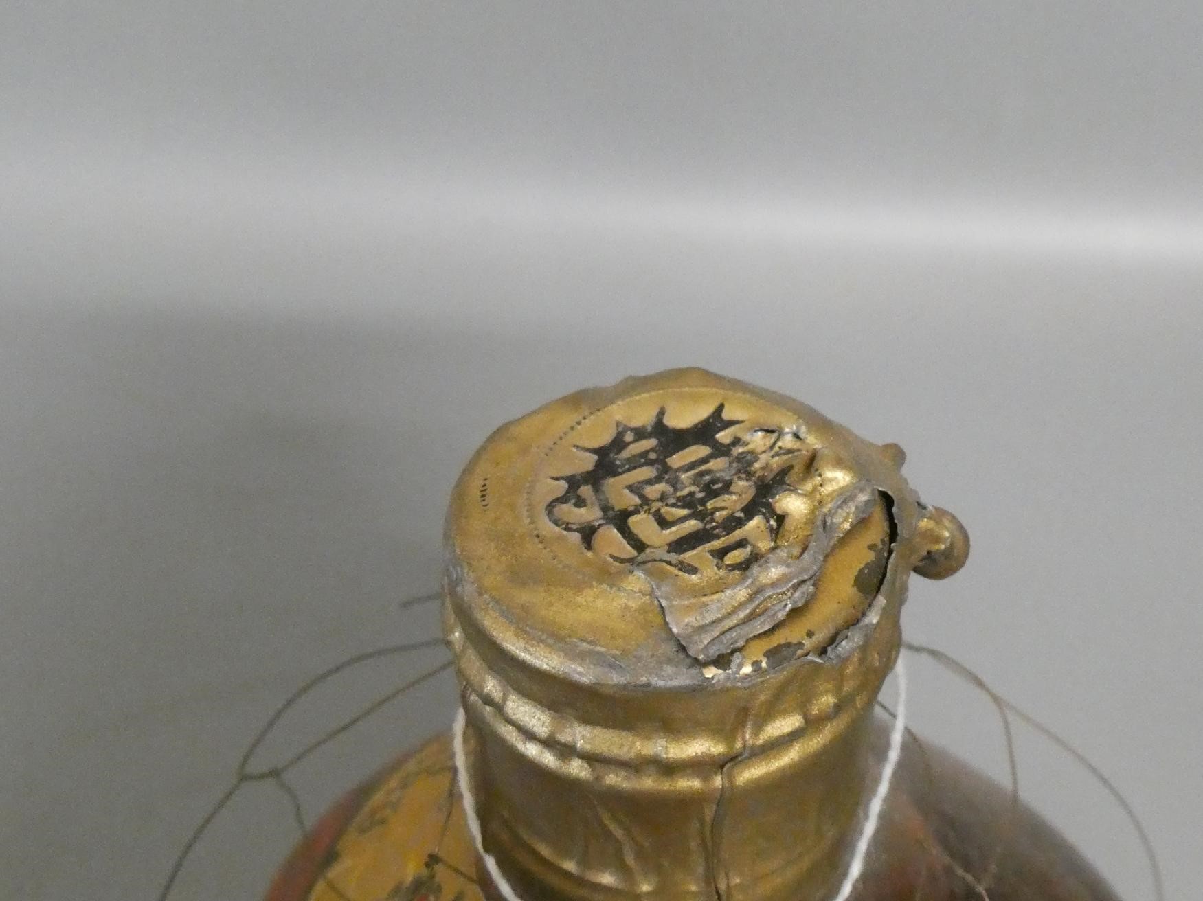 Vintage bottle of Dimple Haig whisky, with snap cap top, 20.4cm tall (Est. plus 24% premium inc. Image