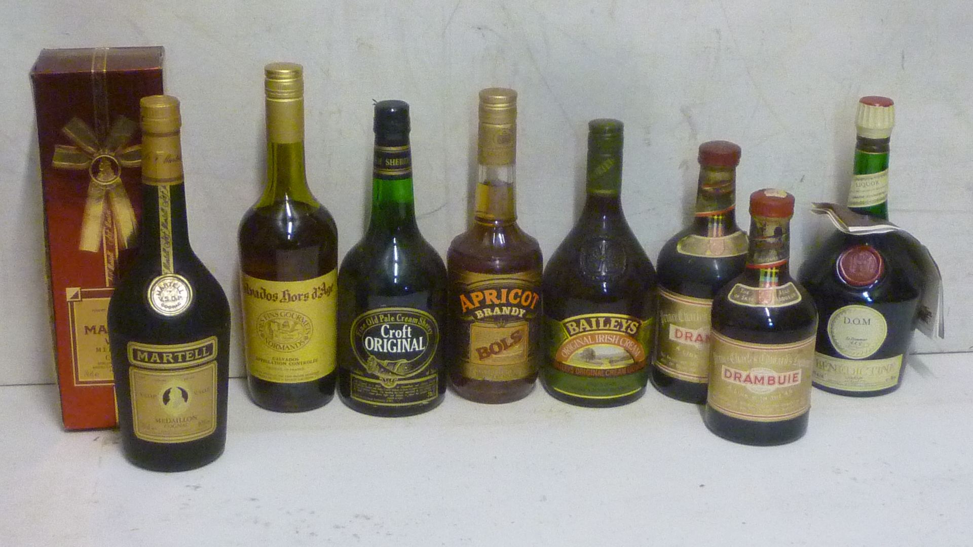 One bottle Martell V.S.O.P. Medaillon Cognac Image