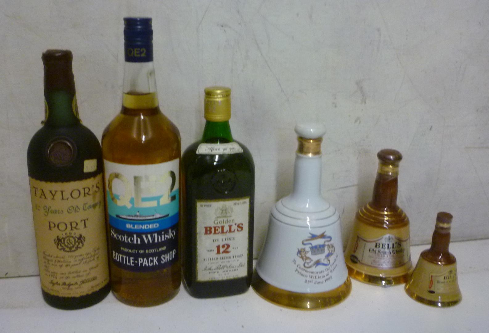 One bottle Golden Bells DeLuxe 12 year old blended Image