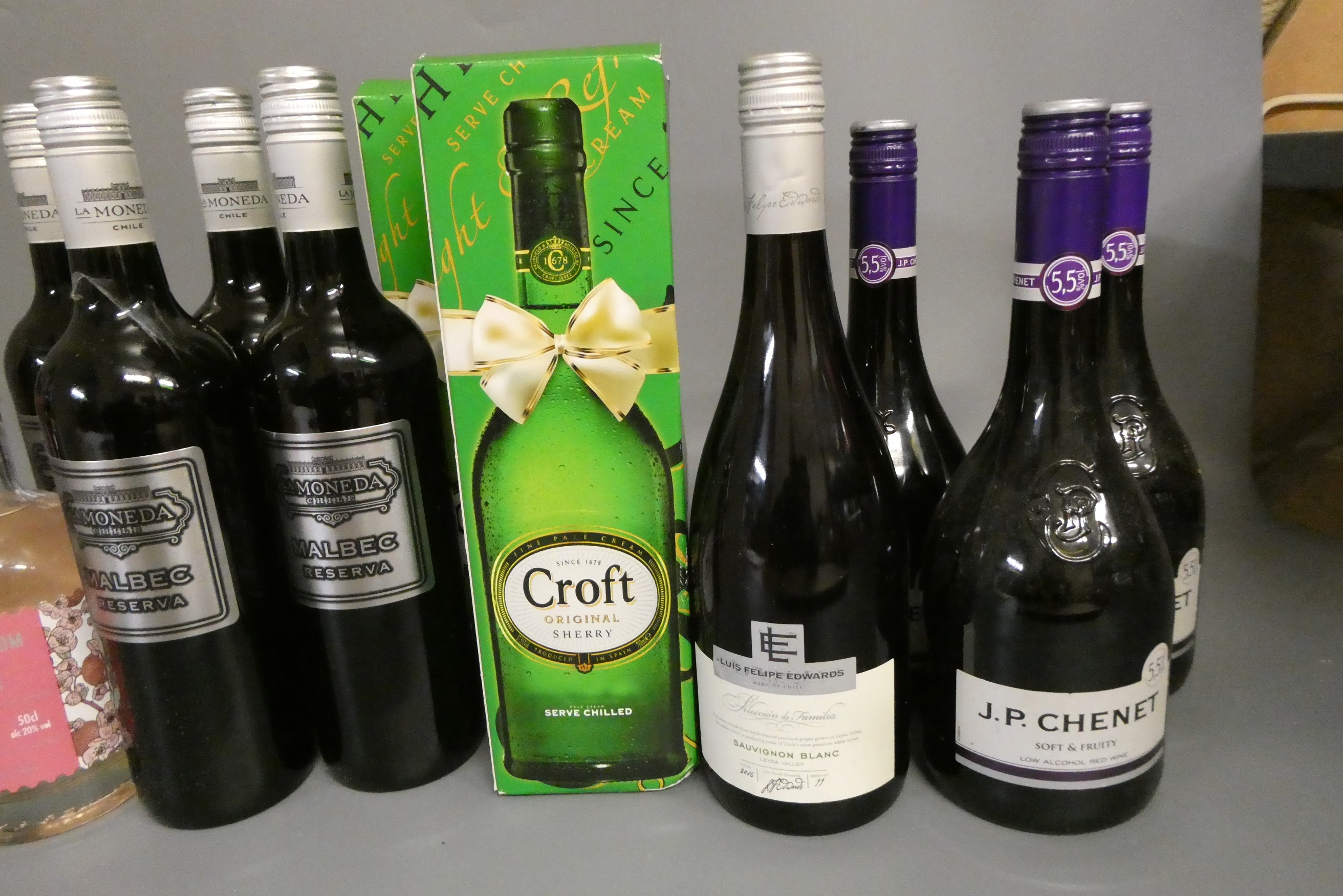 19 bottles of mixed wine & liqueur Image