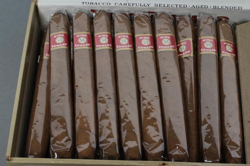1 box of 45 King Edward Invincible Deluxe cigars (Est. plus 24% premium inc. VAT) Image