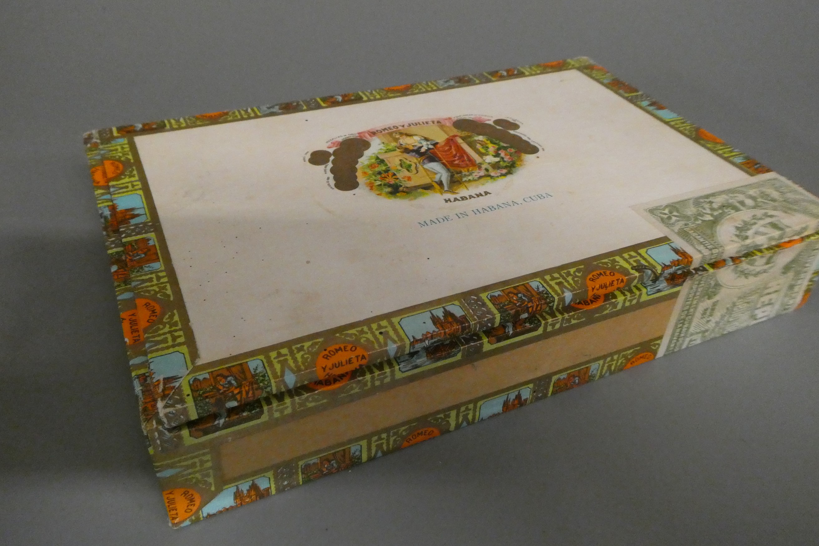 1 box of 21 Romeo y Julieta petit coronas cigars (Est. plus 24% premium inc. VAT) Image