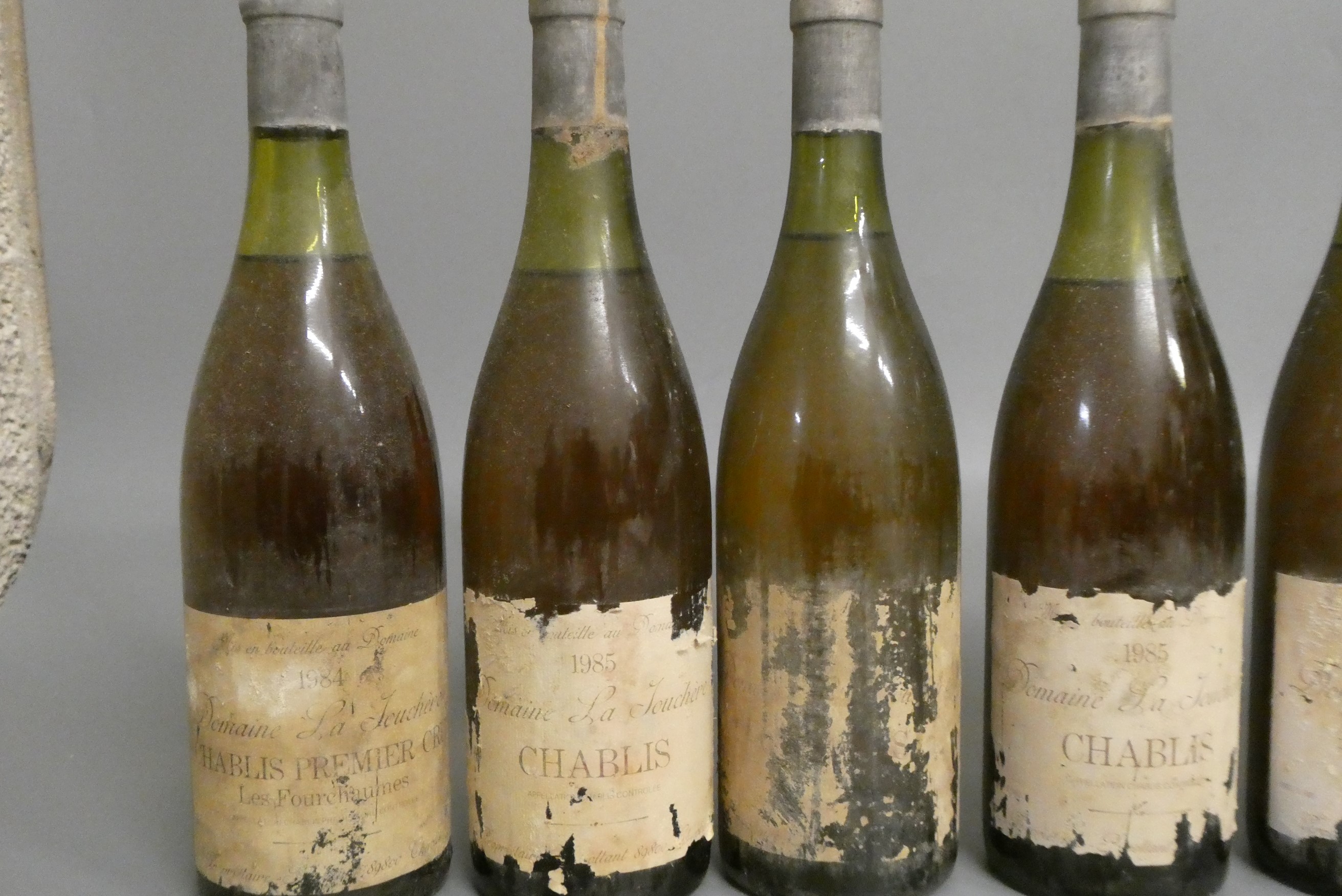 10 bottles of Chablis, comprising 9 1985 Domaine La Jouchere and 1 1978 Domaine Moeau & Fils grand Image