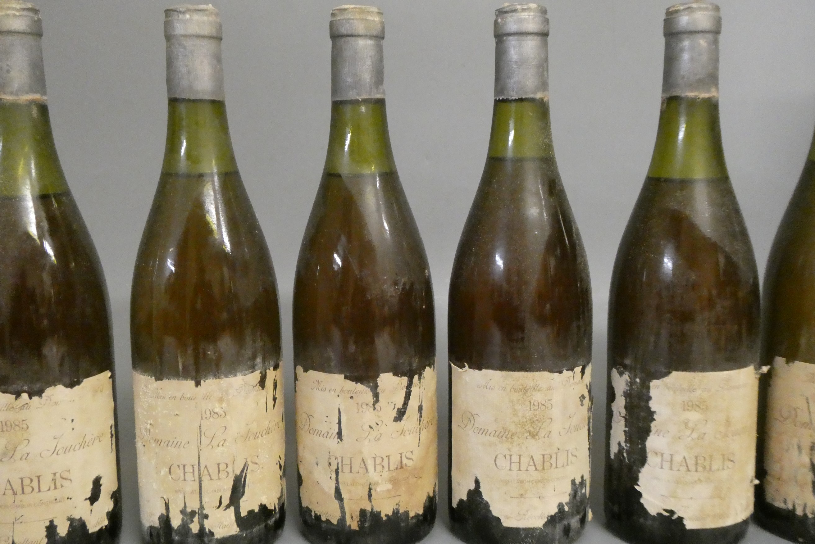 10 bottles of Chablis, comprising 9 1985 Domaine La Jouchere and 1 1978 Domaine Moeau & Fils grand Image