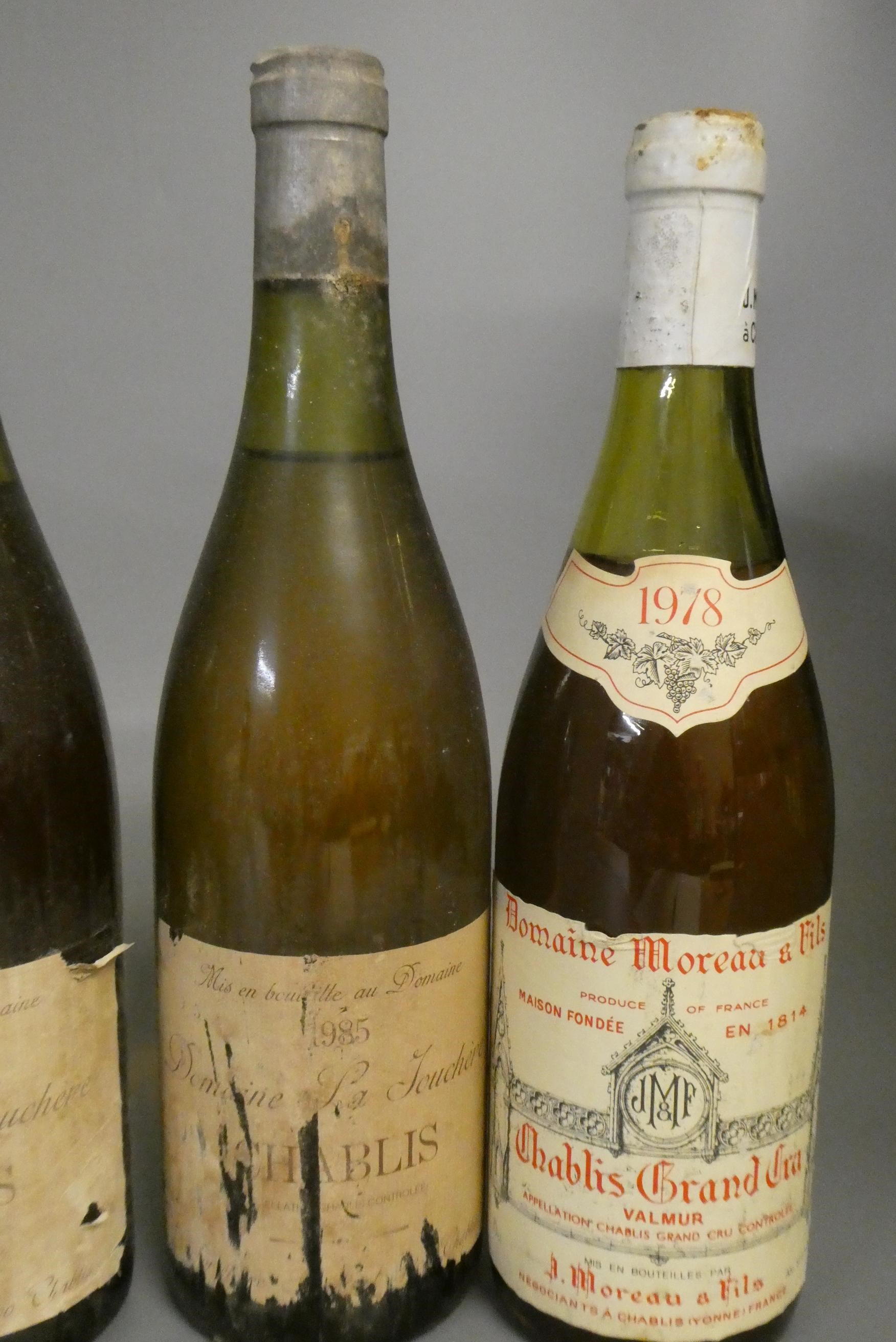 10 bottles of Chablis, comprising 9 1985 Domaine La Jouchere and 1 1978 Domaine Moeau & Fils grand Image