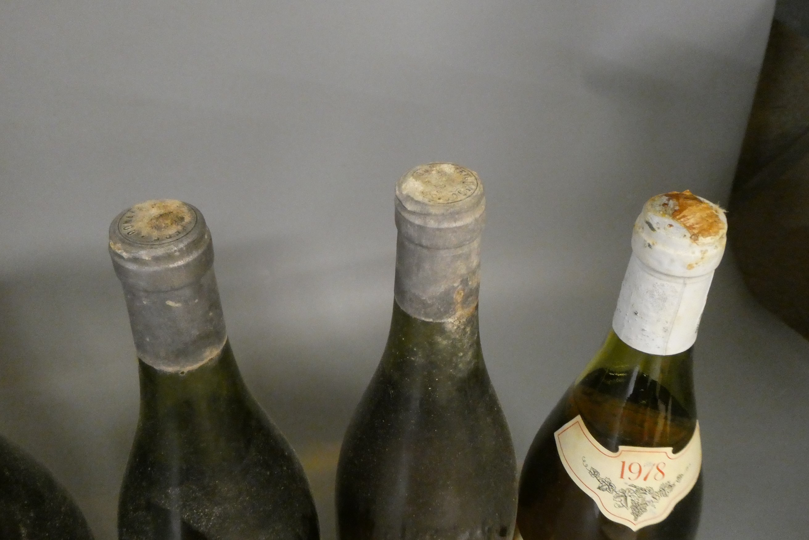 10 bottles of Chablis, comprising 9 1985 Domaine La Jouchere and 1 1978 Domaine Moeau & Fils grand Image