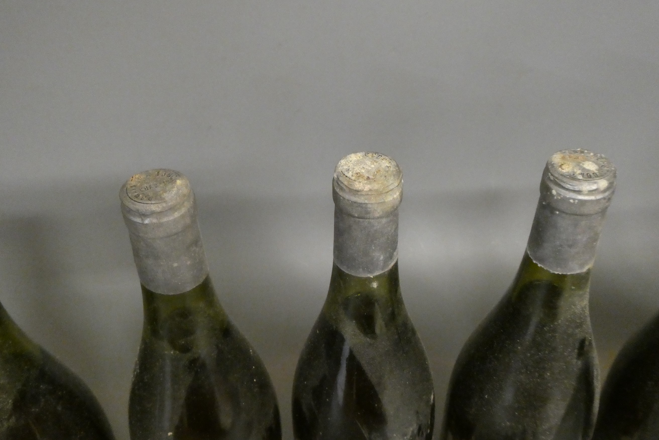 10 bottles of Chablis, comprising 9 1985 Domaine La Jouchere and 1 1978 Domaine Moeau & Fils grand Image