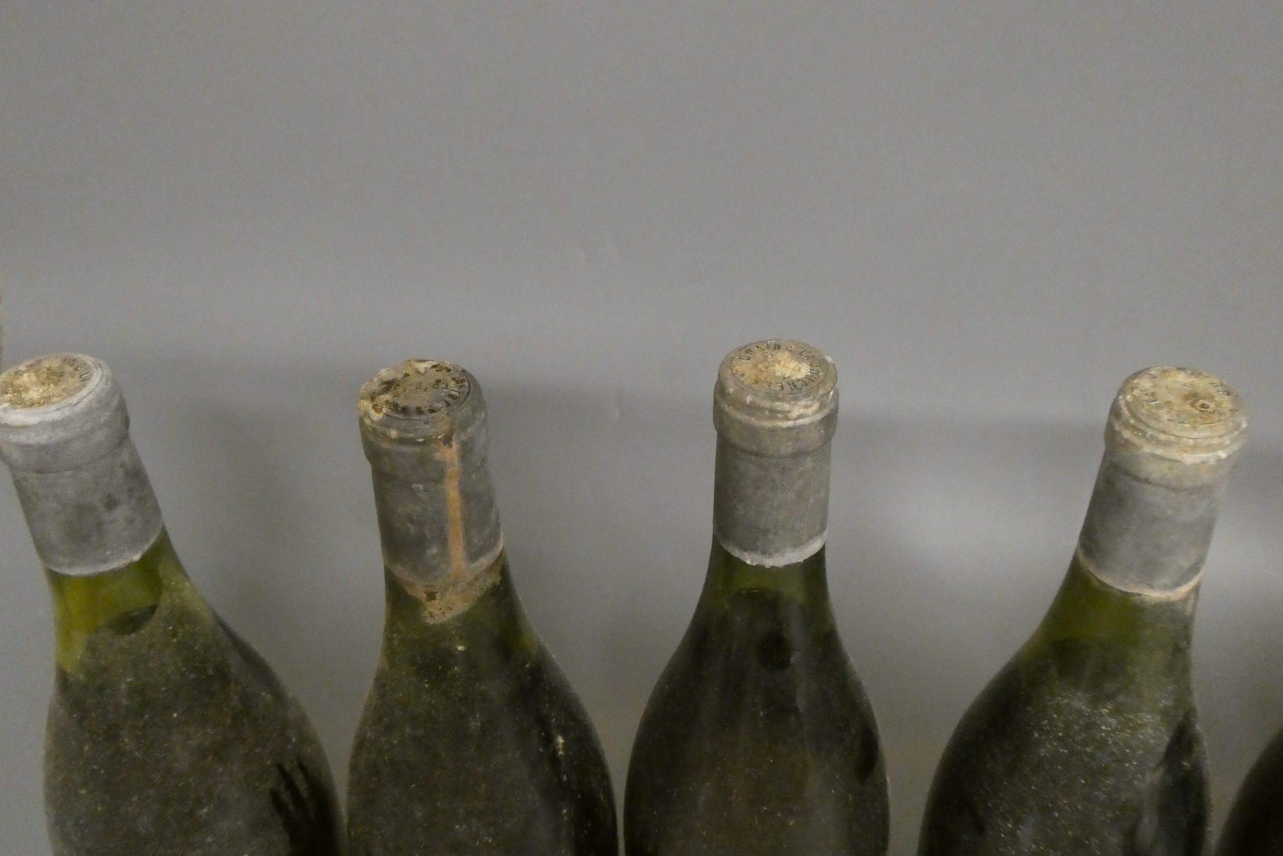10 bottles of Chablis, comprising 9 1985 Domaine La Jouchere and 1 1978 Domaine Moeau & Fils grand Image