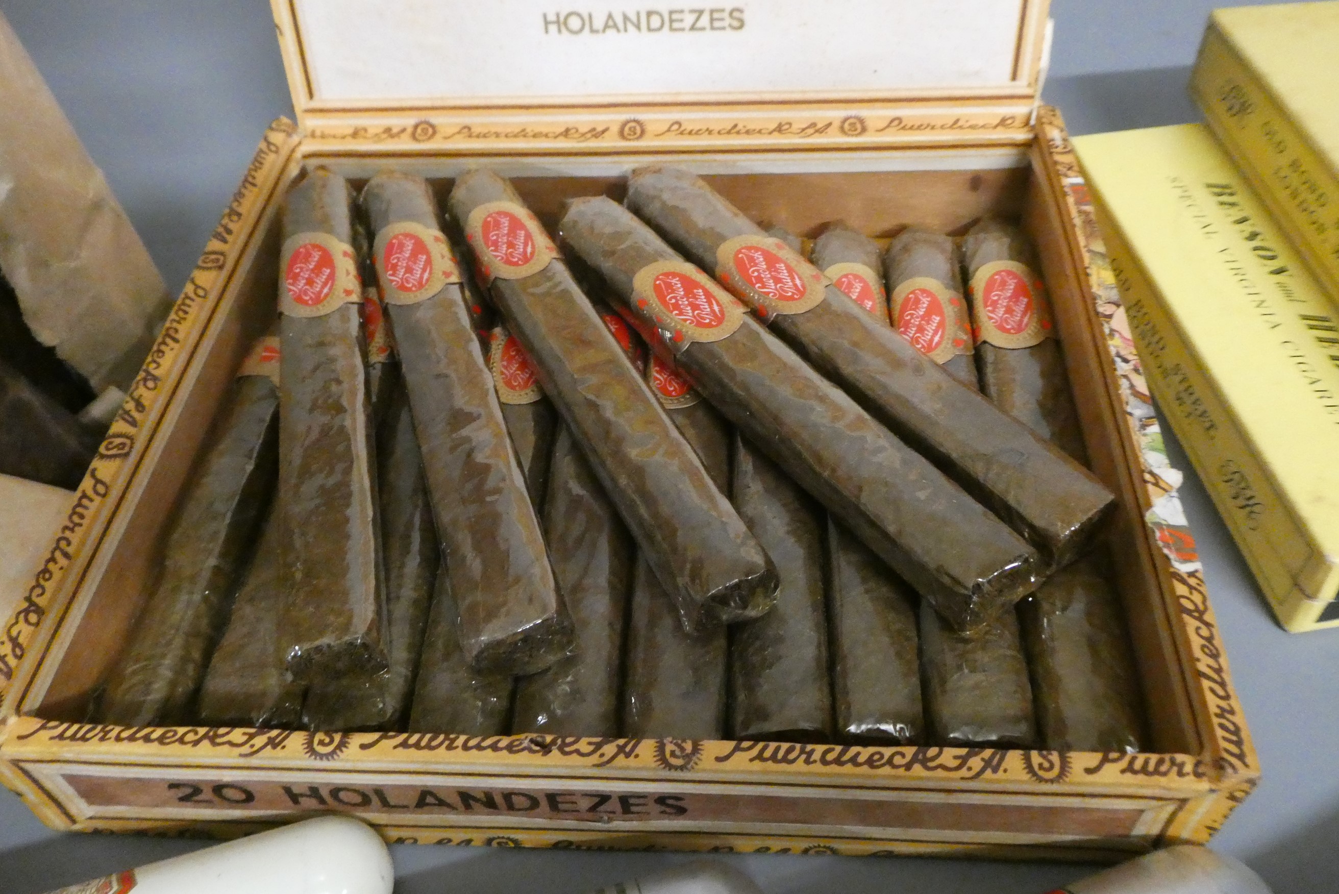 Collection of cigars & cigarettes Image