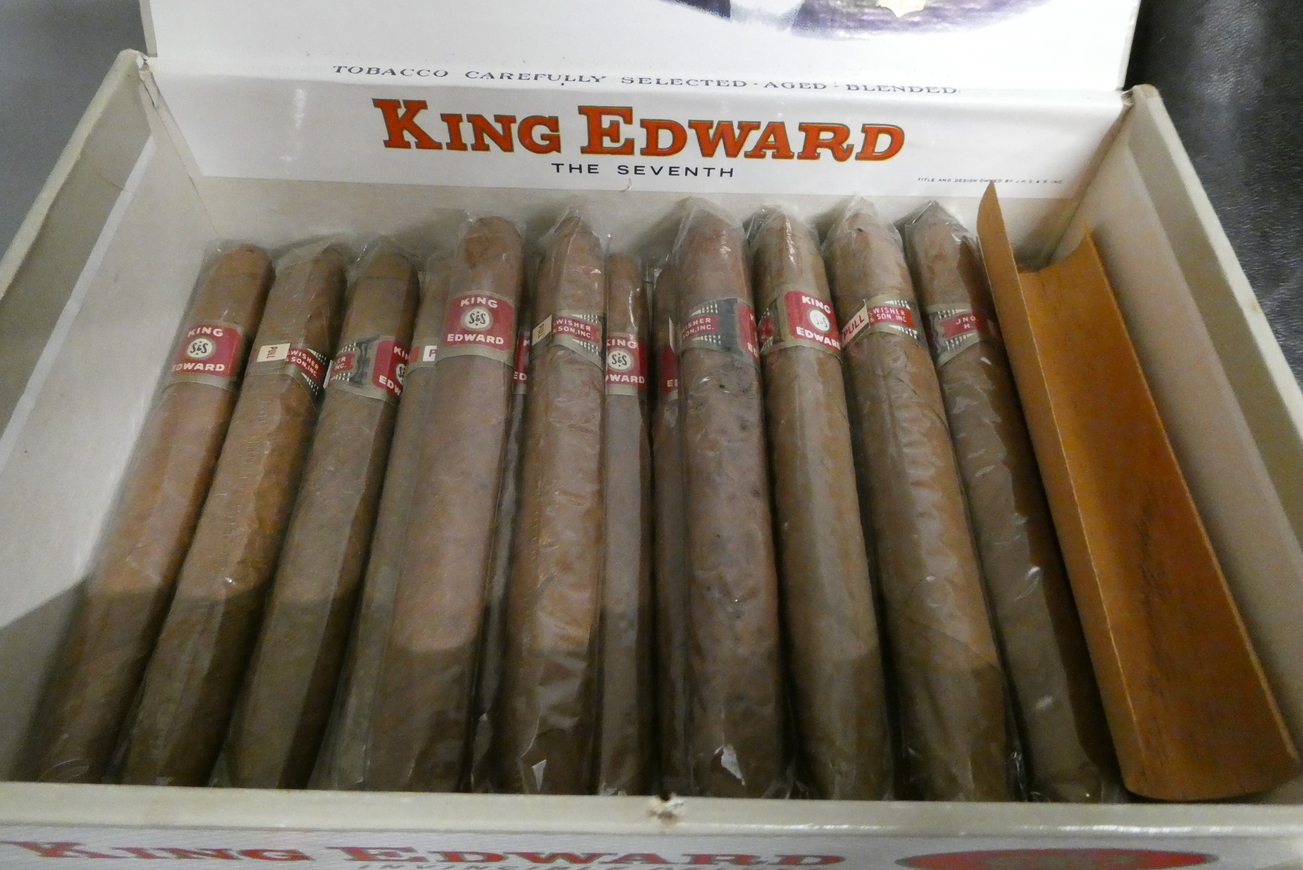 1 box of 18 King Edward Invincible Deluxe cigars Image