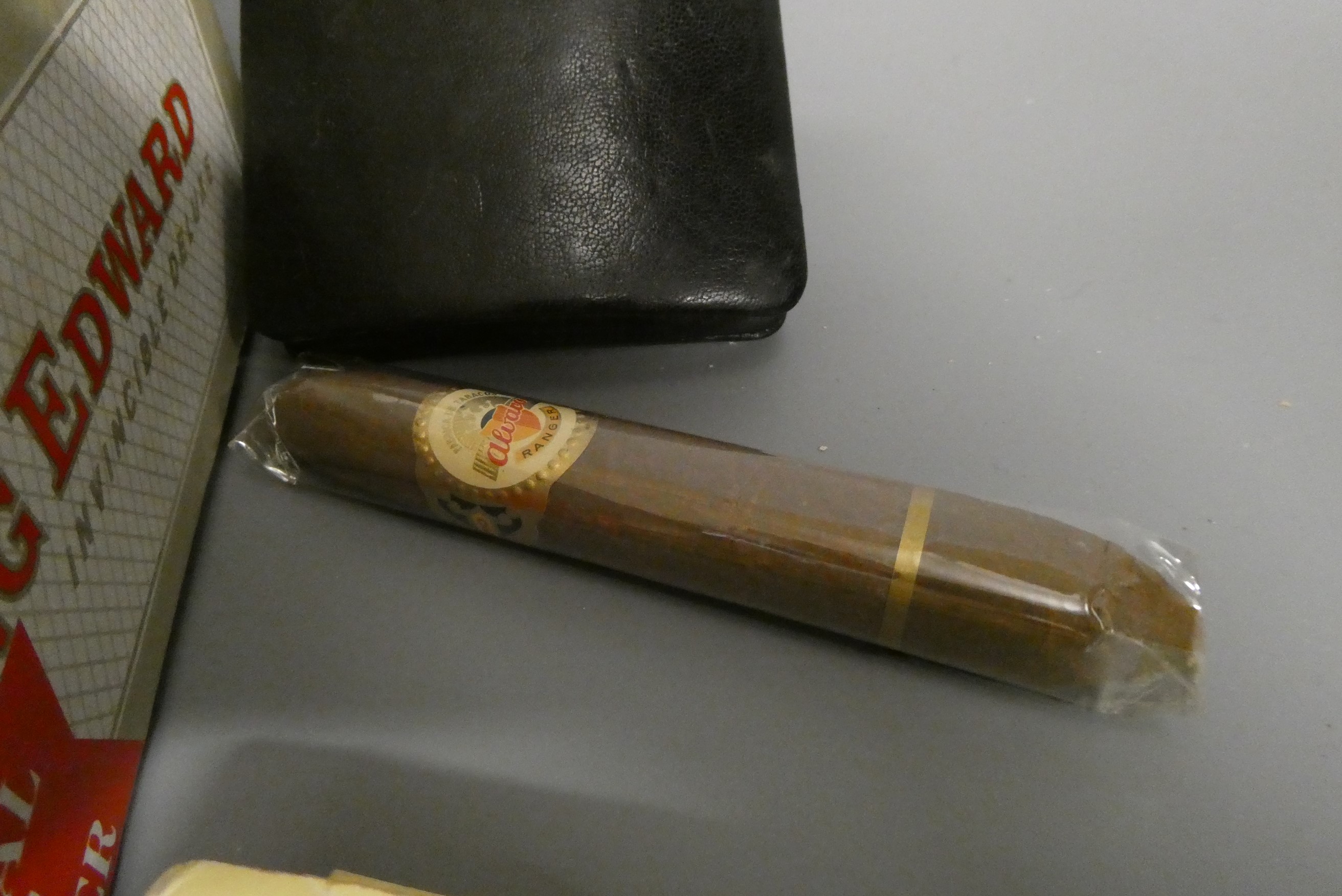 1 box of 18 King Edward Invincible Deluxe cigars Image